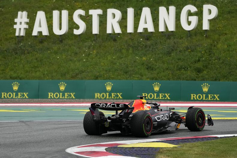 Max Verstappen de Red Bull toma una curva durante el sprint del Gran Premio de Austria, el sábado 1 de julio de 2023. (AP Foto/Darko Vojinovic)