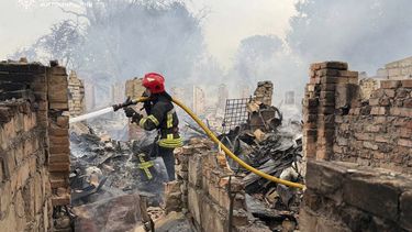 En esta fotografía proporcionada por el Servicio de Emergencias ucraniano, bomberos extinguen un incendio tras un ataque ruso en la región de Zhytomyr, Ucrania, el miércoles 9 de julio de 2025. (Servicio de Emergencias ucraniano vía AP)