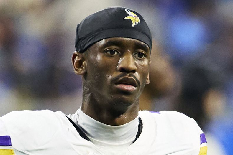 ARCHIVO - El receptor abierto de los Vikings de Minnesota, Jordan Addison (3), sale del campo contra los Lions de Detroit durante un partido de la NFL en Ford Field en Detroit, el domingo 7 de enero de 2024. Addison fue arrestado en California bajo sospecha de conducir bajo los efectos del alcohol; segundo año consecutivo que ha tenido problemas detrás del volante justo antes del comienzo del campamento de entrenamiento. Los Vikings dijeron el lunes 15 de julio que están al tanto del incidente y están recopilando más información, pero no tenían comentarios. (AP Foto/Rick Osentoski, Archivo)