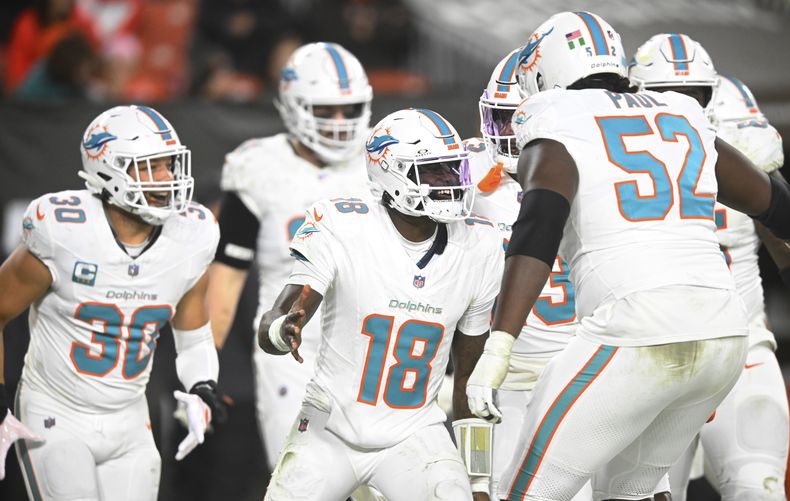 Tyler Huntley (18), quarterback de los Dolphins de Miami, celebra después de conseguir un touchdown durante la segunda mitad del partido de la NFL en contra de los Browns de Cleveland, el domingo 29 de diciembre de 2024, en Cleveland. (AP Foto/David Richard)