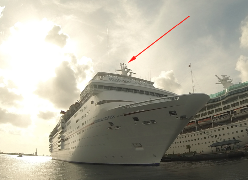 El hombre, de 20 años de edad, se subió al mástil y cayó de una altura de dos pisos en la terminal "E". La noticia fue confirmada por la Policía de Miami-Dade.