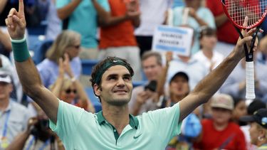 americateve | El suizo Roger Federer festeja tras superar a David Ferrer en la final del Masters de Cincinnati el domingo, 17 de agosto de 2014, en Mason, Ohio. (AP Photo/Al Behrman)