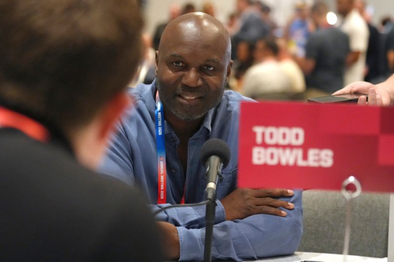 Todd Bowles, entrenador en jefe de los Buccaneers de Tampa Bay, escucha a una pregunta de un reportero en el marco de la reunión anual de propietarios de equipos de la NFL, el lunes 30 de marzo de 2026, en Phoenix. (AP Foto/Ross D. Franklin)