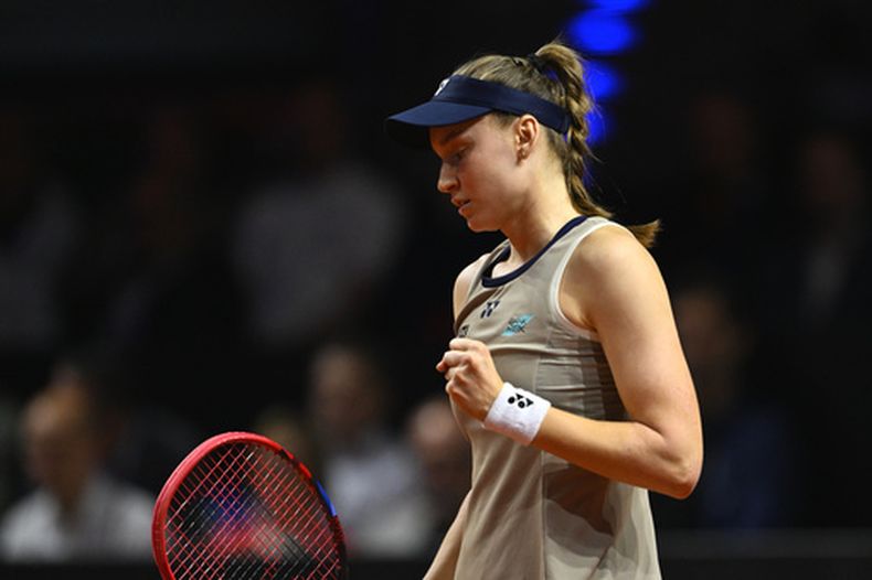 Elena Rybakina reacciona tras ganar un punto ante Karolina Muchova en la final del Abierto de Stuttgart, el domingo 19 de abril de 2026. (Marijan Murat/dpa vía AP)