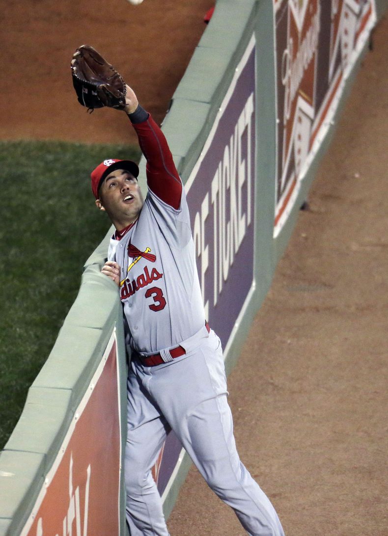 Carlos Beltr&aacute;n de los Cardenales de San Luis atrapa un elevado bateado por David Ortiz de los Medias Rojas de Boston en el primer juego de la Serie Mundial el mi&eacute;rcoles 23 de octubre de 2013. (AP Foto/Charlie Riedel)