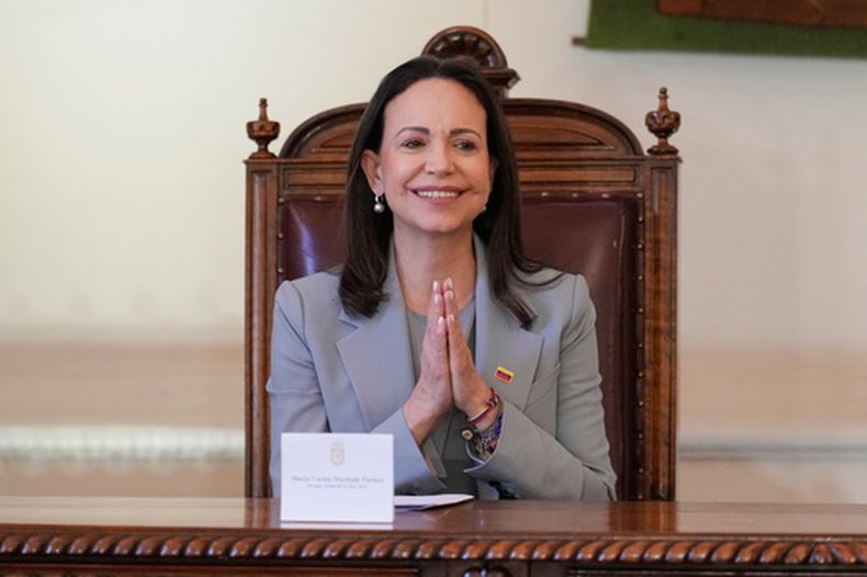 La líder opositora venezolana, María Corina Machado, hace un gesto durante una ceremonia en la que recibe las llaves de la ciudad en Santiago, Chile, el jueves 12 de marzo de 2026. (Foto AP/Gustavo Garello)
