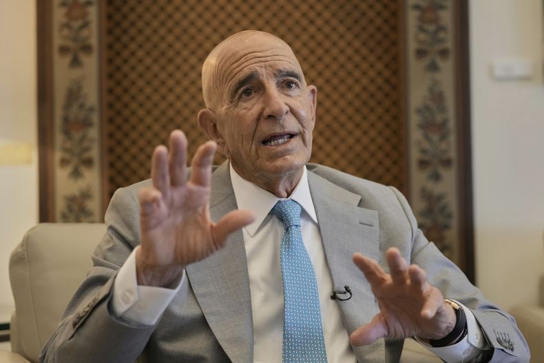 El embajador estadounidense ante Turquía y enviado especial a Siria, Tom Barrack, habla durante una entrevista con The Associated Press en la embajada estadounidense en Aukar, un suburbio norteño de Beirut, Líbano, el lunes 21 de julio de 2025. (AP Foto/Hassan Ammar)