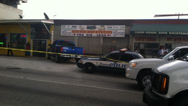 americateve | Un hombre resultó herido luego de un intercambio de disparos dentro del mercado La Gloria, en el este de Hialeah.