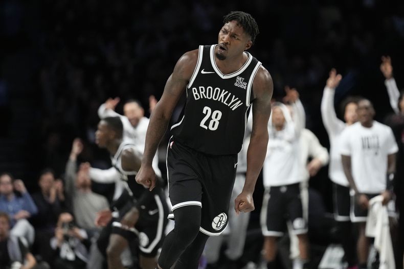 Dorian Finney-Smith, de los Nets de Brooklyn, reacciona después de encestar durante la segunda mitad del juego de baloncesto de la NBA ante los Grizzlies de Memphis, el lunes 4 de noviembre de 2024, en Nueva York. Los Nets vencieron a Grizzlies 106-104. (AP Foto/Seth Wenig)