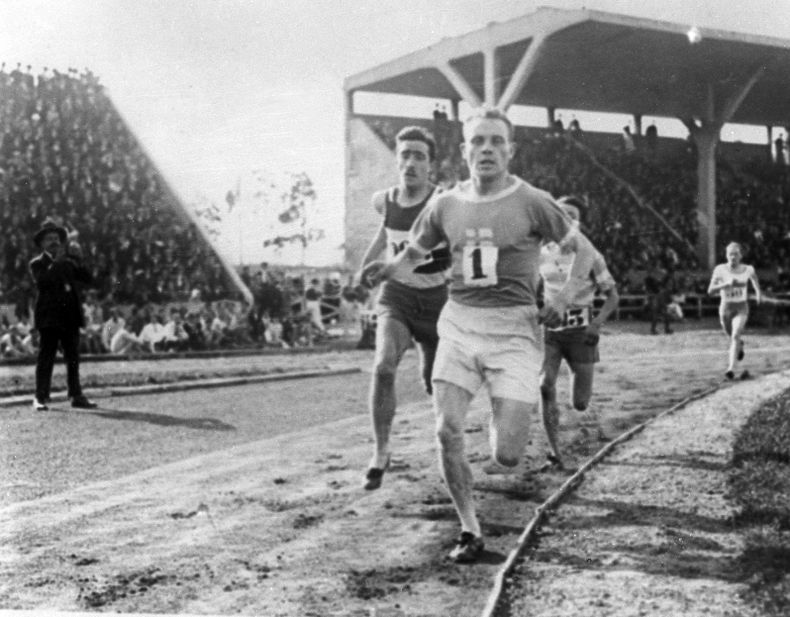 ARCHIVO - Paavo Nurmi compite en los Juegos Olímpicos de París 1924, en julio de 1924. (AP Foto, archivo)