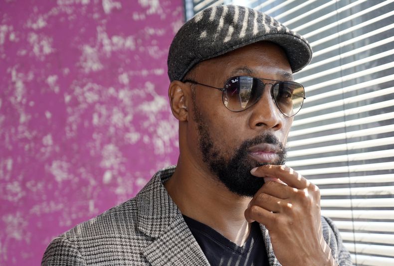 El músico, actor y cineasta RZA posa para un retrato en su oficina, el miércoles 28 de agosto de 2024, en Los Ángeles. (Foto AP/Chris Pizzello)