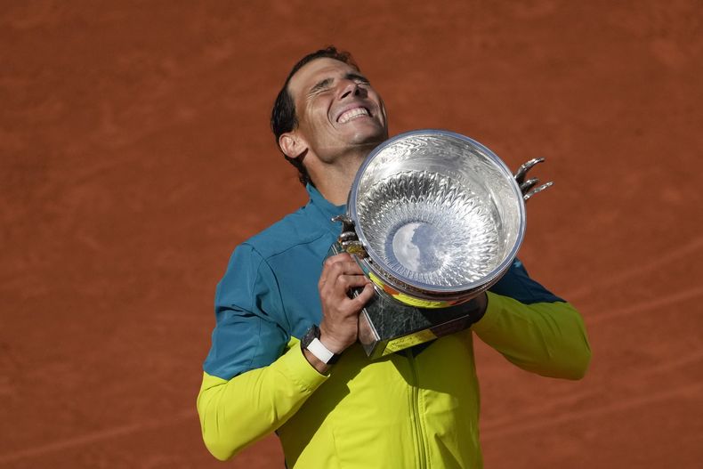 ARCHIVO- El español Rafael Nadal alza el trofeo de campeón después de ganar la final del Abierto de Francia frente al noruego Casper Ruud en tres sets 6-3, 6-3, 6-0, en el torneo de tenis en Roland Garros, en París, Francia, el domingo 5 de junio de 2022. Rafael Nadal sostendrá una conferencia de prensa en su academia de tenis el jueves 18 de mayo, después de que reportes indican que se perderá el Abierto de Francia. Nadal no ha jugado desde enero, cuando perdió en la segunda ronda del Abierto de Australia. (AP Foto/Christophe Ena, Archivo)