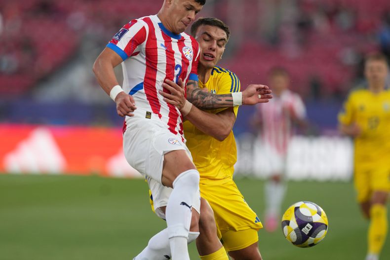 Axel Balbuena, de la selección de Paraguay, y Matvii Ponomarenko, de Ucrania, disputan un balón en un partidok del Mundial sub20, disputado el viernes 3 de octubre de 2025, en Santiago (AP Foto/Esteban Félix)