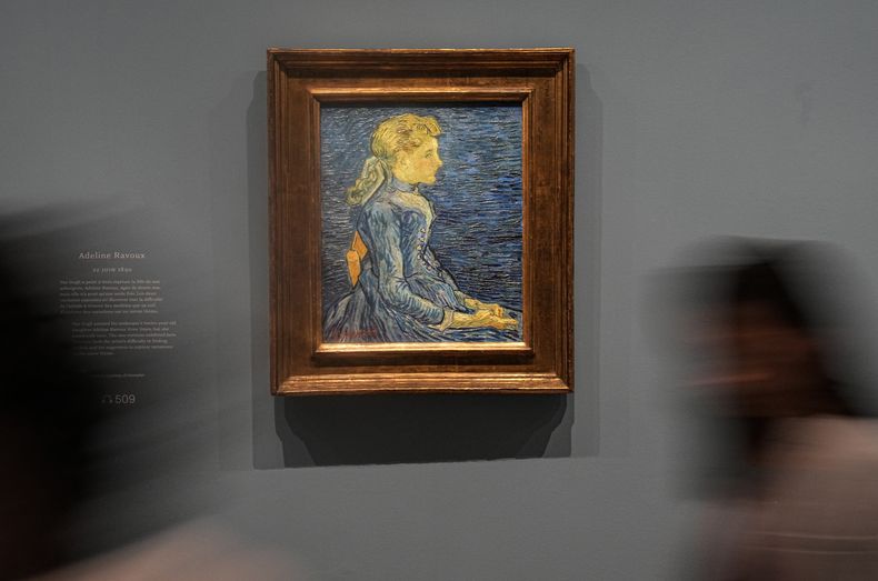 Personas pasan junto al óleo sobre lienzo de Vincent Van Gogh Adeline Ravoux, pintado el 22 de junio de 1890, durante un recorrido de prensa en la exposición Van Gogh en Auvers-sur-Oise: Los últimos meses en el Museo de Orsay en París, viernes 29 de septiembre de 2023. La exposición se abre al público del 3 de octubre de 2023 al 4 de febrero de 2024, se centra en los dos meses previos a su muerte a los 37 años el 29 de julio de 1890. (Foto AP/Michel Euler)