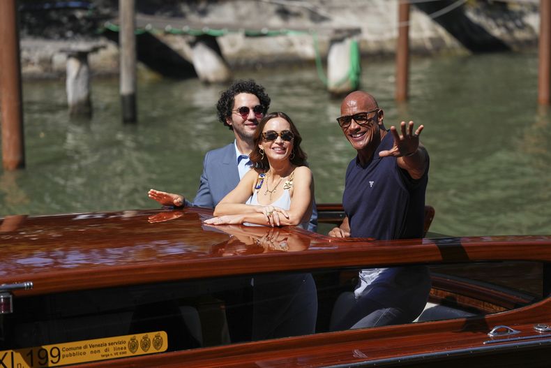 El director Benny Safdie, de izquierda a derecha, Emily Blunt y Dwayne Johnson llegan a la 82ª edición del Festival de Cine de Venecia en Venecia, Italia, el lunes 1 de septiembre de 2025. (Foto Scott A Garfitt/Invision/AP)
