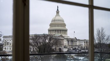 El Capitolio, visto a través de una ventana, en el edificio de oficinas de Cannon House en Washington, el jueves 13 de febrero de 2025. (AP Foto/J. Scott Applewhite)