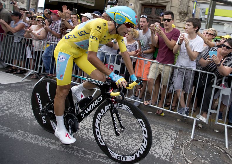 El ciclista italiano Vincenzo Nibali peladea en la pen&uacute;ltima etapa del Tour de Francia el s&aacute;bado, 26 de julio de 2014, entgre Bergerac y Perigueux, Francia. (AP Photo/Peter Dejong)
