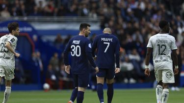 Lionel Messi (izquierda) y Kylian Mbappé del Paris Saint-Germain durante la derrota 3-1 ante Lorient, el domingo 30 de abril de 2023, en París. (AP Foto/Aurelien Morissard)