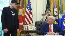 El presidente estadounidense Donald Trump habla en una conferencia de prensa con Elon Musk en el Despacho Oval de la Casa Blanca, el viernes 30 de mayo de 2025, en Washington. (AP Foto/Evan Vucci)
