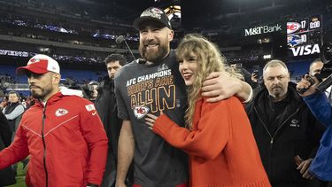 ARCHIVO - El tight end de los Chiefs de Kansas City Travis Kelce camina con Taylor Swift tras el campeonato de la AFC ante los Ravens de Baltimore el domingo 28 de enero de 2024, en Baltimore. (Foto AP/Julio Cortez, archivo)