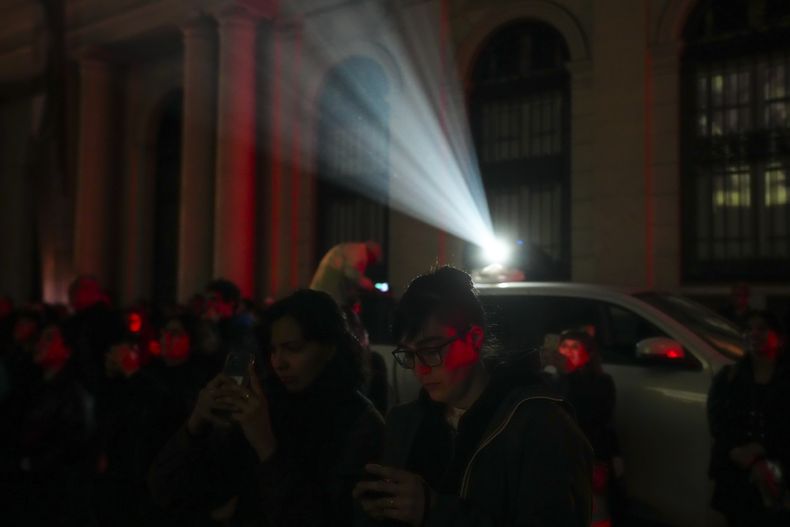 Personas asisten a un evento en honor a los desaparecidos durante el régimen del general Augusto Pinochet, frente al Palacio de Justicia en Santiago, Chile, el viernes 5 de septiembre de 2025. (AP Foto/Esteban Félix)