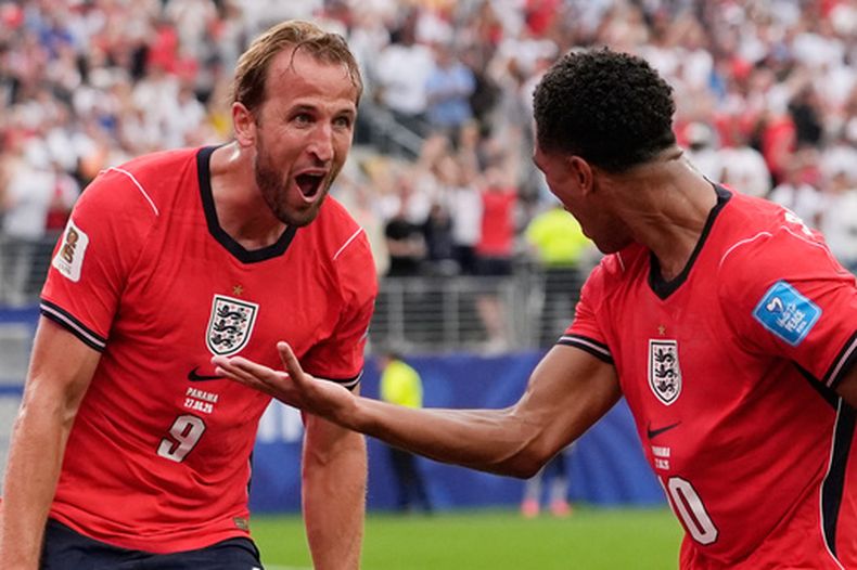 Harry Kane (9) celebra con su compañero Jude Bellingham (10) tras anotar el segundo gol en la victoria 2-0 ante Inglaterra en el Grupo L del Mundial, el sábado 27 de junio de 2026, en East Rutherford, Nueva Jersey. (AP Foto/Steve Luciano)