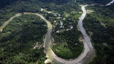 ARCHIVO – El territorio de los ashaninka se asienta a lo largo del sinuoso río Amonia, en el estado Acre, Brasil, el 22 de junio de 2024. (AP Foto/Jorge Saenz, Archivo)
