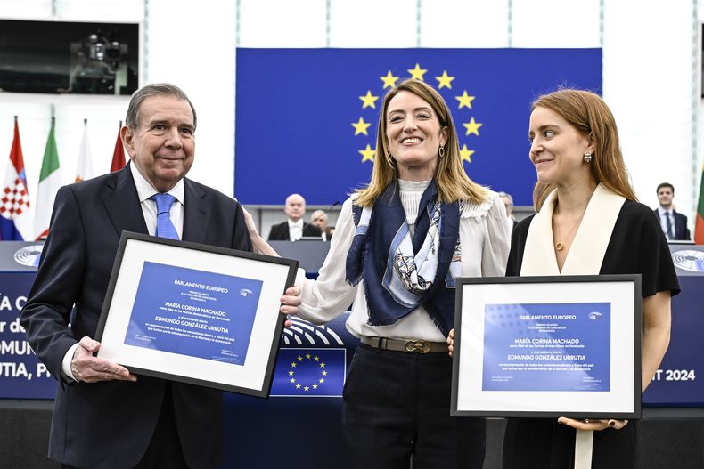 El líder opositor venezolano Edmundo González Urrutia (i), la presidenta deel Parlamento Europeo Roberta Metsola (cent) y Ana Corina Sosa, hija de la líder opositora venezolana María Corina Machado, al recibir el Premio Sájarov en Estrasburgo, Francia, el 17 de diciembre del 2024. (AP foto/Pascal Bastien)