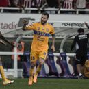 Andre-Pierre Gignac (derecha) es felicitado tras marcar el primer gol de Tigres ante Guadalajara en la final de la Liga MX, el domingo 28 de mayo de 2023, en Guadalajara. (AP Foto/Eduardo Verdugo)