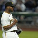 El dominicano Roansy Contreras, de los Piratas de Pittsburgh, celebra tas sacar el último out del sexto inning ante los Dodgers de Los Ángeles, el miércoles 26 de abril de 2023 (AP Foto/Gene J. Puskar)