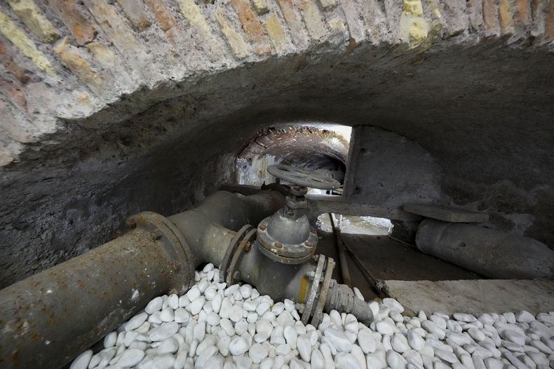 Vista de la antigua sala de control del flujo de agua que llega a la Fontana de Trevi, en Roma, el 19 de marzo de 2025. (AP Foto/Andrew Medichini)