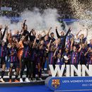La capitana del Barcelona Alexia Putellas levanta el trofeo tras ganar la final de la Liga de Campeones al vencer al Wolfsburg por 3-2 en el Estadio del PSV el sábado 3 de junio del 2023. (AP Foto/Martin Meissner)