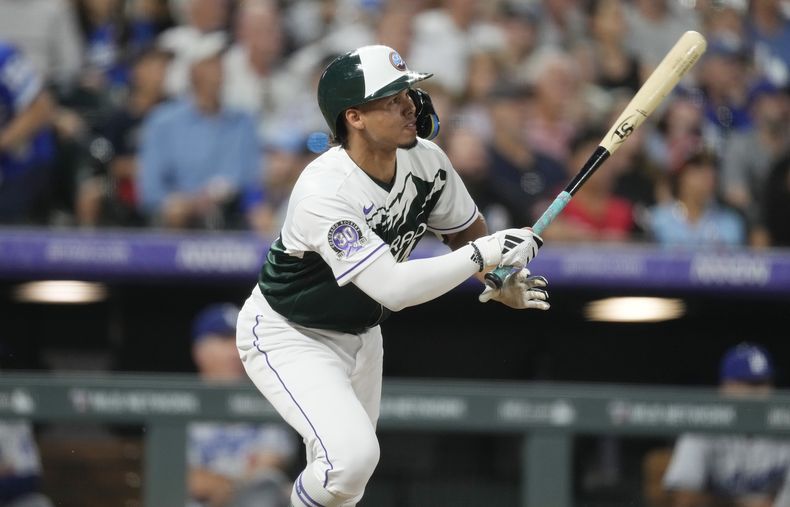 Ezequiel Tovar, de los Rockies de Colorado, observa su doble productor de tres cerreras en contra del relevista de los Dodgers de Los Ángeles, Nick Robertson durante la sexta entrada del juego de béisbol, el miércoles 28 de junio de 2023, en Denver. (AP Foto/David Zalubowski)