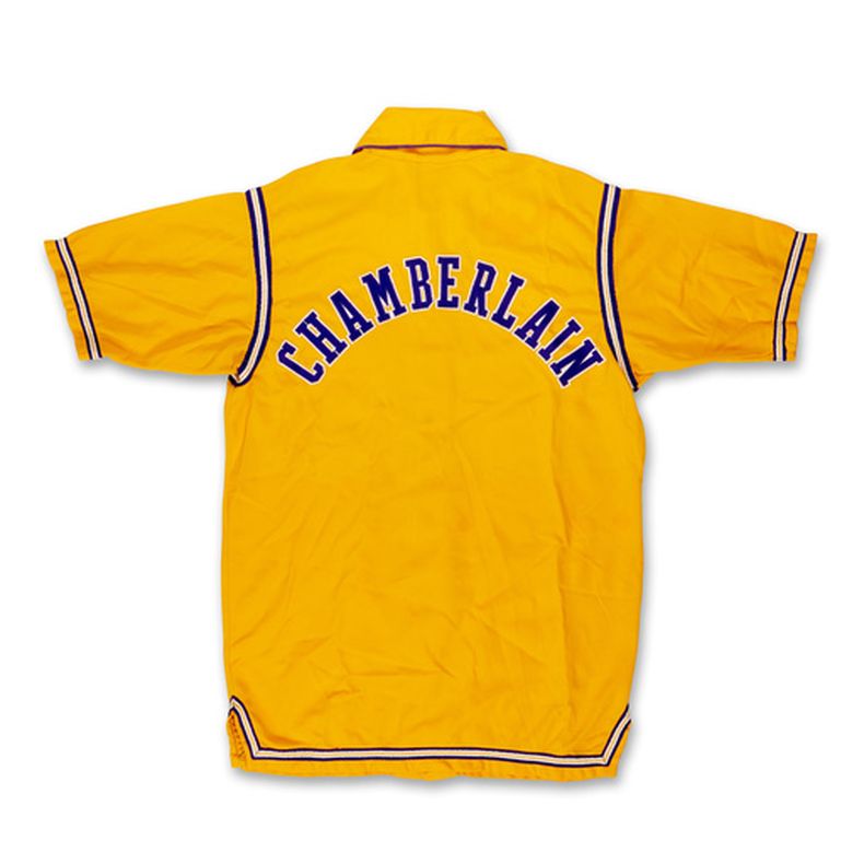 Esta fotografía sin fecha proporcionada por Sothebys muestra una chaqueta de calentamiento utilizada por Wilt Chamberlain durante las Finales de la NBA de 1972, la cual fue encontrada en una tienda de segunda mano en Oregón. (Sothebys vía AP)