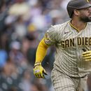 El dominicano Gary Sánchez avanza tras conectar un jonrón solitario en el juego del miércoles 2 de agosto de 2023, ante los Rockies de Colorado (AP Foto/David Zalubowski)