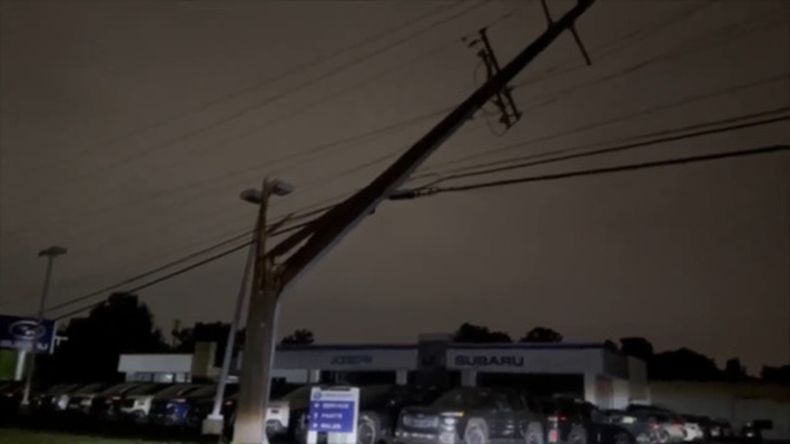 Foto tomada de video de WCPO-TV que muestra un poste de electricidad dañado por la tormenta en Florence, Kentucky, el 18 de junio del 2026. (WCPO-TV via AP)