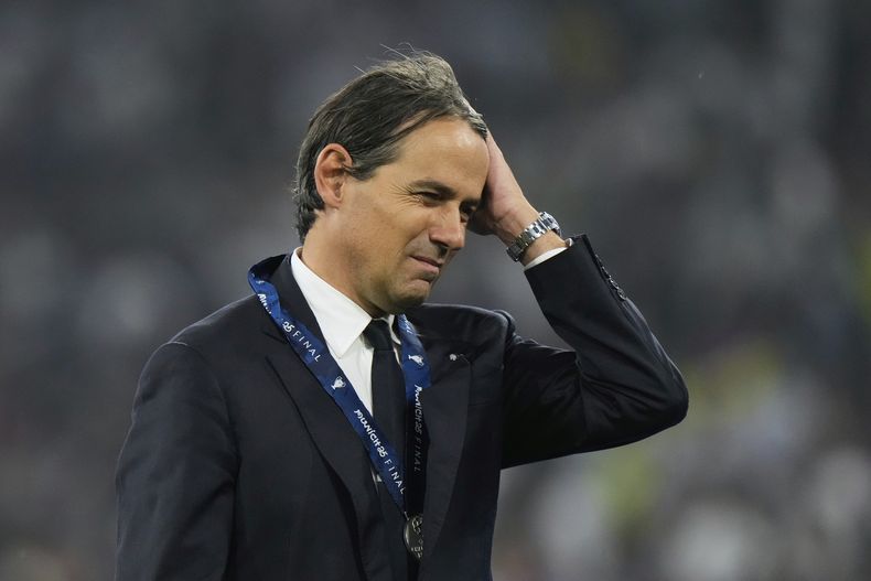 El entrenador del Inter de Milán Simone Inzaghi se aleja con la medalla de segunda final tras perder la final de la Liga de Campeones ante el Paris Saint-Germain el sábado 31 de mayo del 2025. (AP Foto/Luca Bruno)