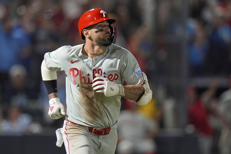 Nick Castellanos, de los Filis de Filadelfia, comienza a trotar luego de sacudir un jonrón de tres carreras ante los Rays de Tampa Bay, el martes 6 de mayo de 2025 (AP Foto/Chris OMeara)