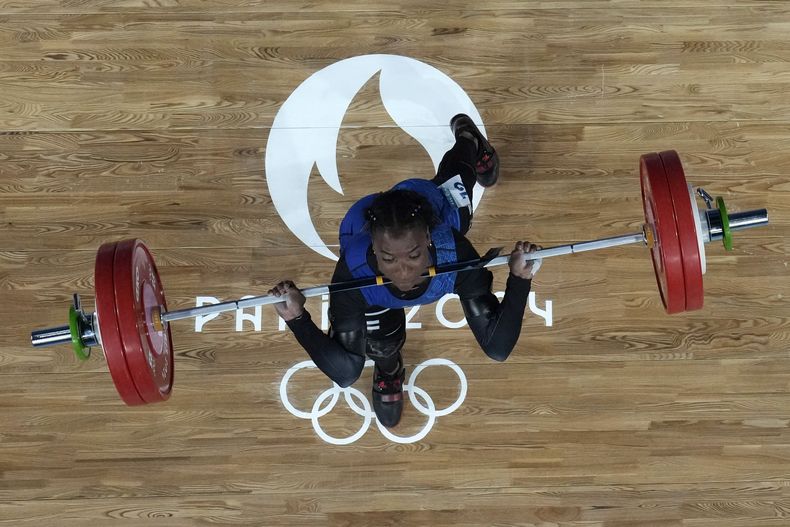 La colombiana Yenny Álvarez en la competencia de 59 kg. de la halterofilia femenina de los Juegos Olímpicos, el jueves 8 de agosto de 2024, en París. (AP Foto/Dita Alangkara,Pool)