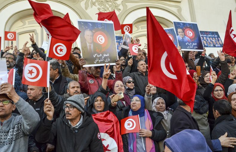ARCHIVO - Varias personas participan en una protesta contra las políticas del presidente Kais Saied, en Túnez, el domingo 5 de marzo de 2023. (AP Foto/Hassene Dridi, Archivo)