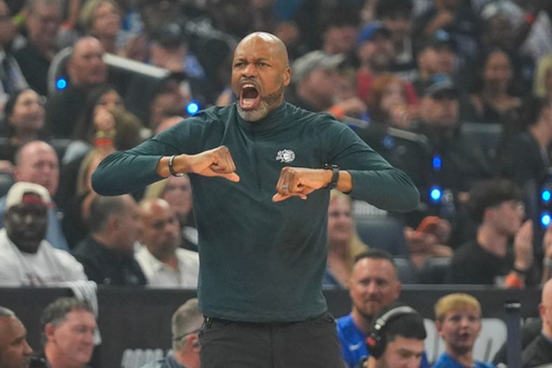 Jamahl Mosley, entrenador del Magic de Orlando, durante el partido contra los Pistons de Detroit en los playoffs de la NBA, el viernes 1 de mayo de 2026, en Orlando, Florida. (AP Foto/John Raoux)