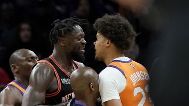 Randle es multado por empujar a Johnson en derrota de Knicks