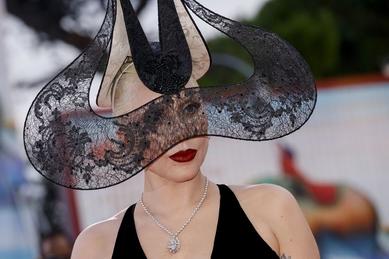 Lady Gaga posa a su llegada al estreno de la película Joker: Folie A Deux durante la 81ª edición del Festival de Cine de Venecia en Venecia, Italia, el miércoles 4 de septiembre de 2024. (Foto Joel C Ryan/Invision/AP)