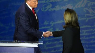 El candidato presidencial republicano y expresidente Donald Trump estrecha la mano de la candidata presidencial demócrata y vicepresidenta Kamala Harris durante el debate presentado por ABC News, el martes 10 de septiembre de 2024, en el National Constitution Center de Filadelfia. (AP Foto/Alex Brandon)