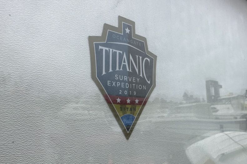 El logo de OceanGate Expeditions 2019 Titanic, visto en la puerta de un almacén en Everett, Washington, el 20 de junio de 2023. (AP Foto/Ed Komenda)