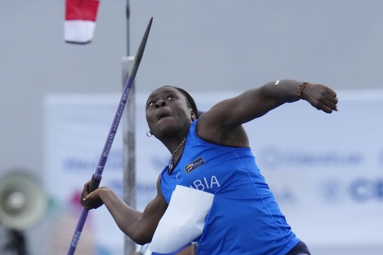 La colombiana Flor Ruiz compite en el lanzamiento de jabalina de los Juegos Centroamericanos y del Caribe en San Salvador, el martes 4 de julio de 2023 (AP Foto/Arnulfo Franco)