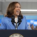 La candidata presidencial demócrata Kamala Harris sonría durante un acto de campaña en el campus Scott Northern Wake del Wake Tech Community College, en Raleigh, Carolina del Norte, el viernes 16 de agosto de 2024. (AP Foto/Julia Nikhinson)