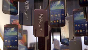 americateve | ARCHIVO- En imagen del 26 de julio de 2013, varios modelos del smartphone Galaxy S4 de Samsung Electronics son exhibidos en una sala de la sede de la compa&ntilde;&iacute;a en Se&uacute;l, Corea del Sur. Las ganancias operativas de Samsung Electronics alc