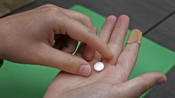 ARCHIVO - Una paciente se prepara para tomar la primera de dos píldoras, la mifepristona, para un aborto farmacológico durante una visita a una clínica de Kansas City, el 12 de octubre de 2022. (AP Foto/Charlie Riedel, Archivo)