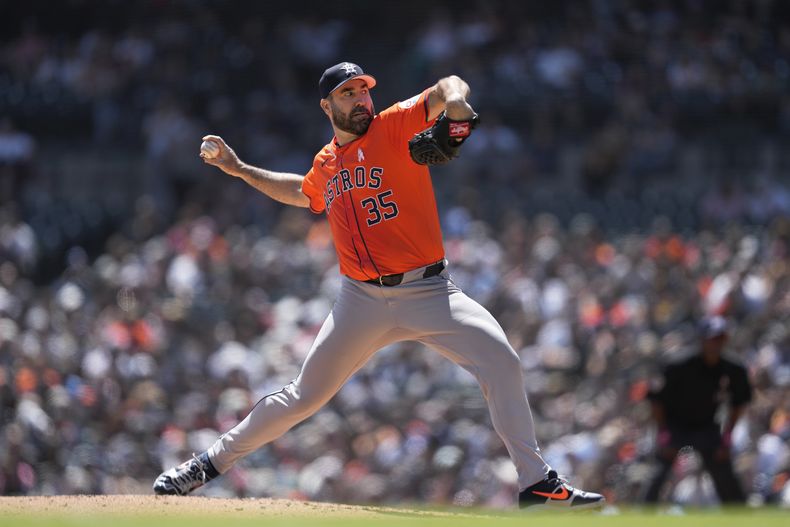 Justin Verlander de los Astros de Houston lanza ante los Tigres de Detroit, el domingo 12 de mayo de 2024. (AP Foto/Paul Sancya)